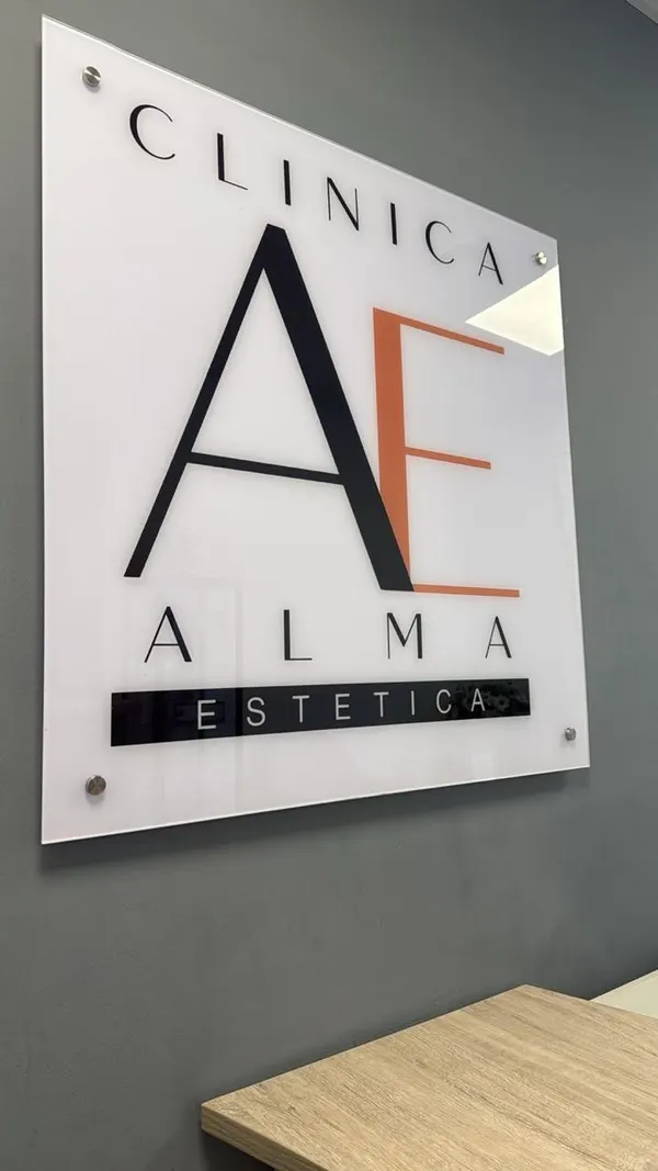 Letrero acrílico Clínica Alma Estética — señalética corporativa por Jaime Print Coinco